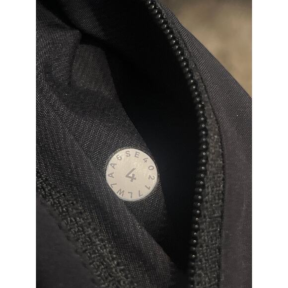 Lululemon Hotty Hot running shorts! Sz 4 - Picture 5 of 5